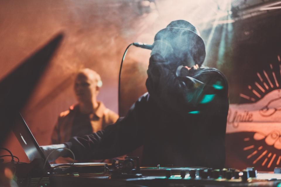 DJ pinchando música en directo con luces de ambiente