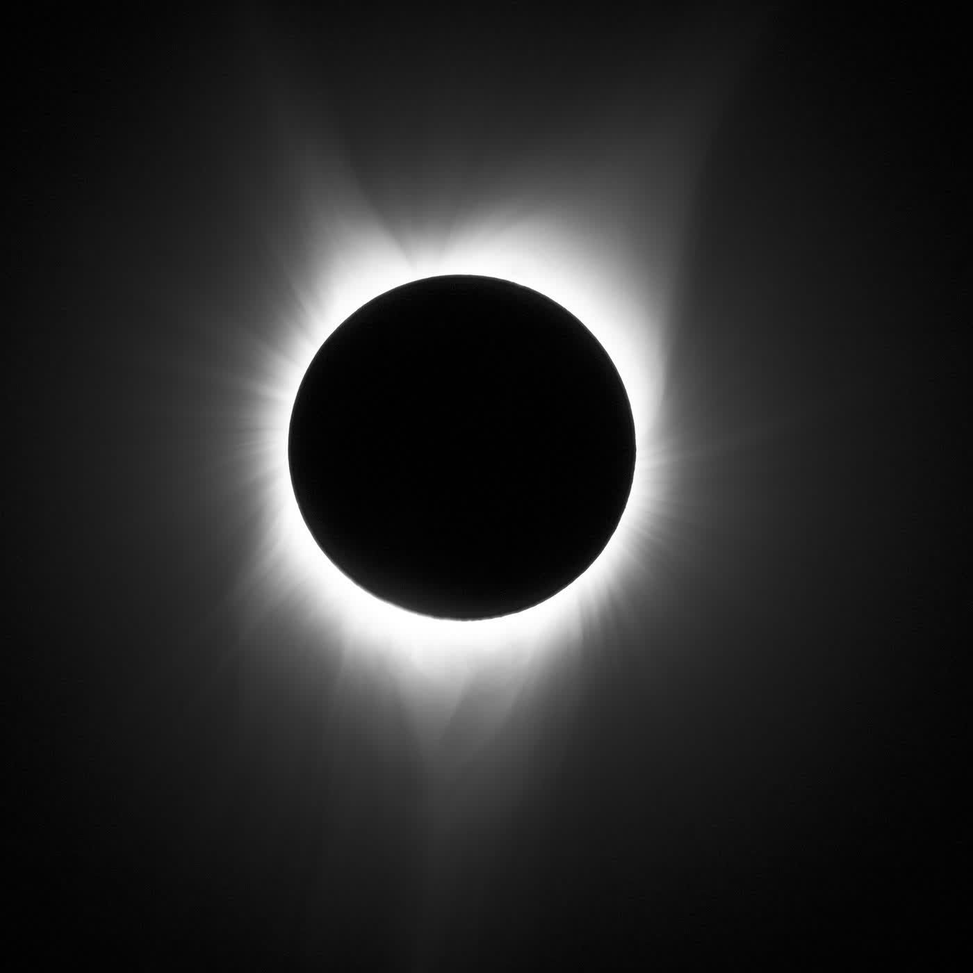 Eclipse total de Sol con la corona brillando alrededor del disco oscuro