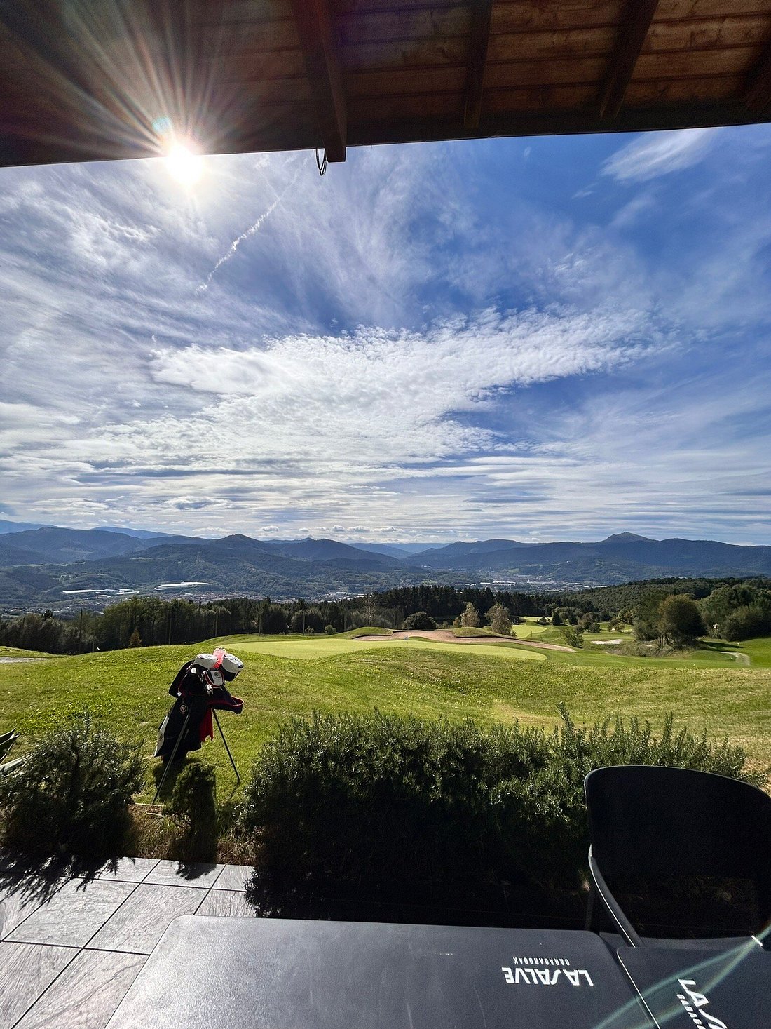 Terraza con vistas al campo de golf Uraburu y Montes de Vizcaya