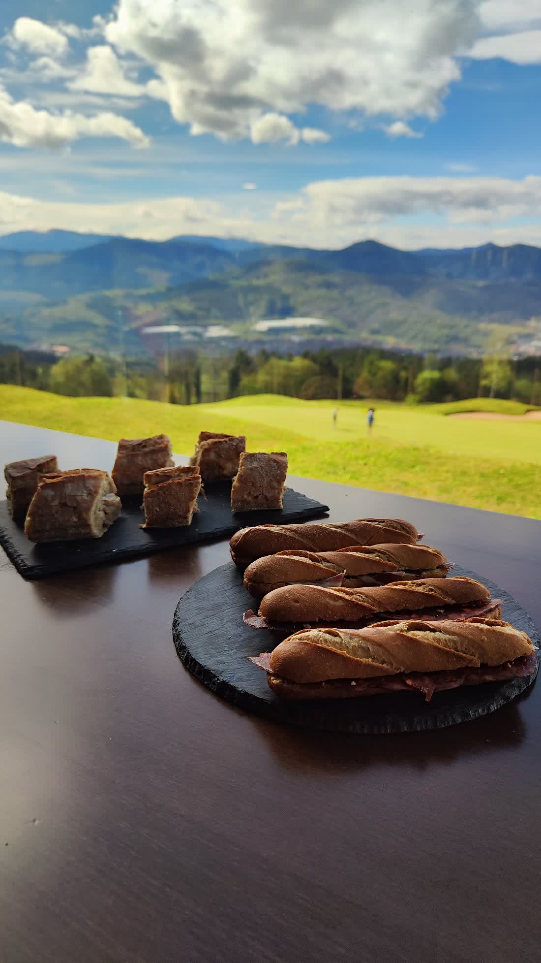 Terraza de Galanga con vistas al campo de golf y los Montes de Vizcaya