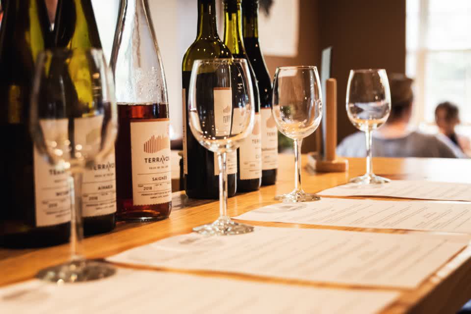 Botellas y copas de vino servidas en la mesa